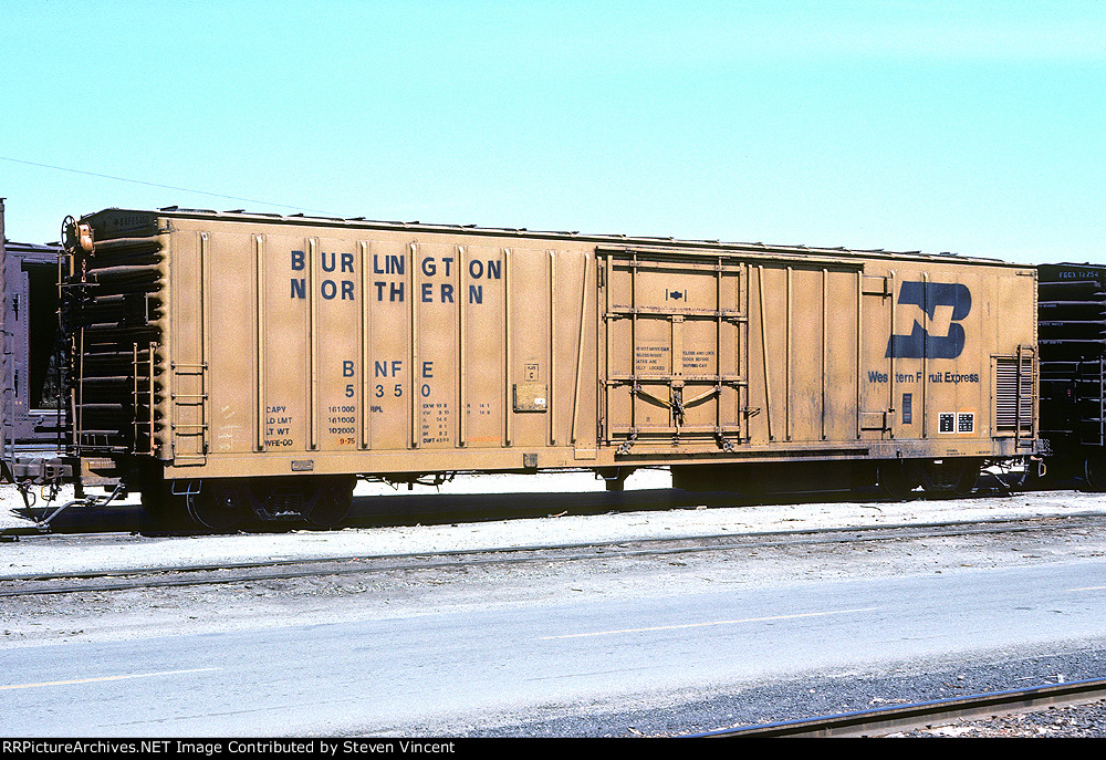 A BN/Western Fruit Express mechanical reefer BNFE #5350